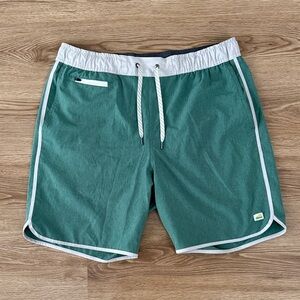 Vuori Green Board Shorts w/pockets Men’s Size Large